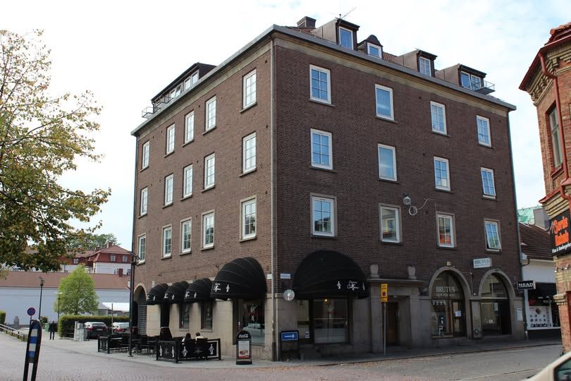 3:a i centrum med balkong och diskmaskin